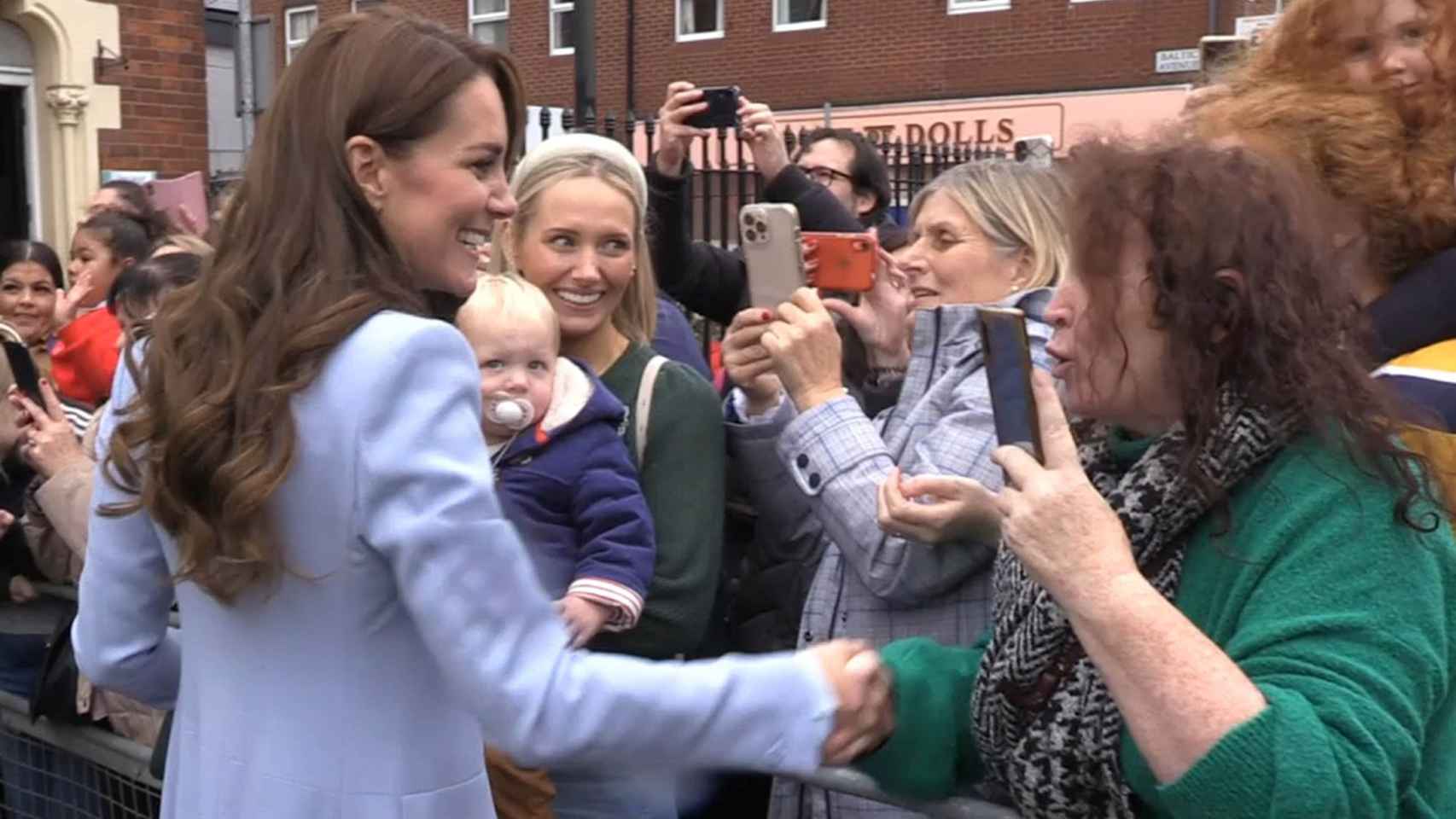 Kate Middleton saludando a la mujer que hizo el comentario nacionalista.