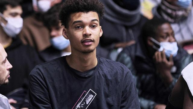 Víctor Wembanyama siguiendo un partido desde la NBA