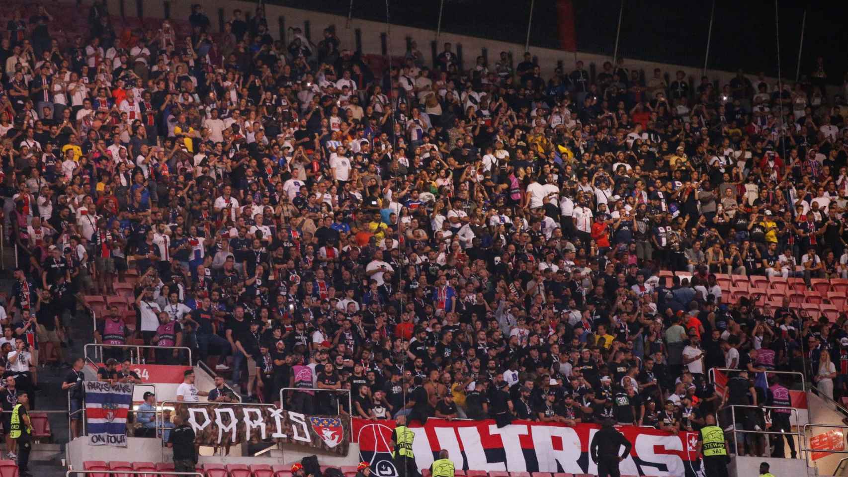 Aficionados del PSG animando en el estadio de Da Luz