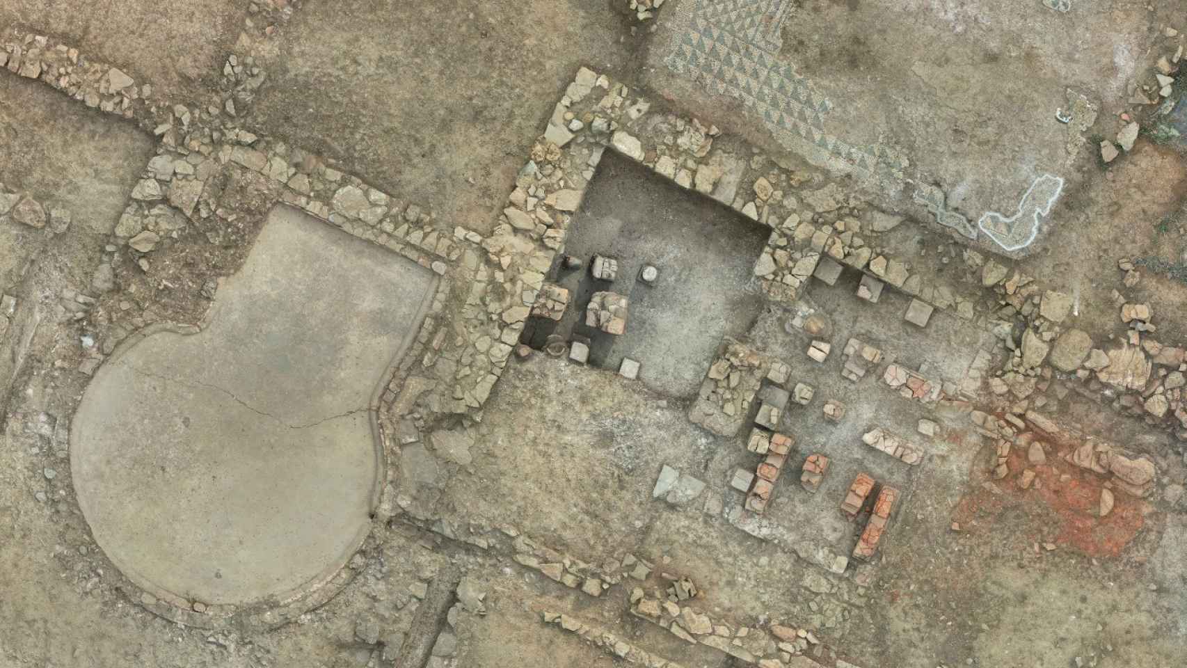 Imagen aérea de las termas romanas del yacimiento de Huerta Varona. Foto: Kechu Torres / IMBEAC