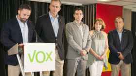 El líder de Vox, Santiago Abascal, junto a Javier Ortega Smith, y los entonces diputados de Vox en Murcia, Juan José Liarte, Mabel Campuzano y Francisco Carrera.