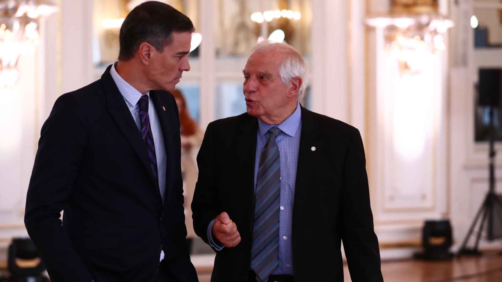 Pedro Sánchez conversa con el Alto Representante de la UE, Josep Borrell, durante una cumbre en Praga