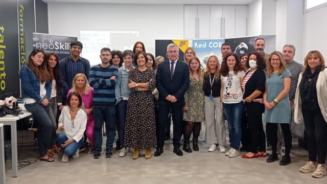 El consejero Lacalzada, durante la visita a los impulsores del proyecto.