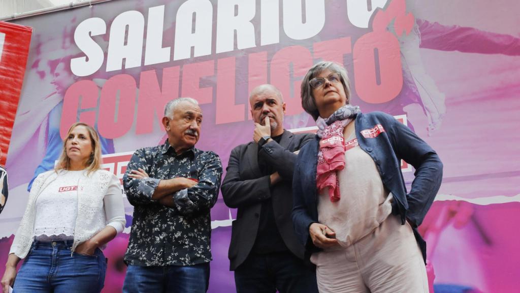 El secretario general de UGT, José María Álvarez Suárez (2i), el del CCOO, Unai Sordo (2d), la secretaria general de UGT en Madrid, Marina Prieto (i), y la de CCOO, Paloma López (d), asisten este viernes a la concentración frente a las sedes de CEOE