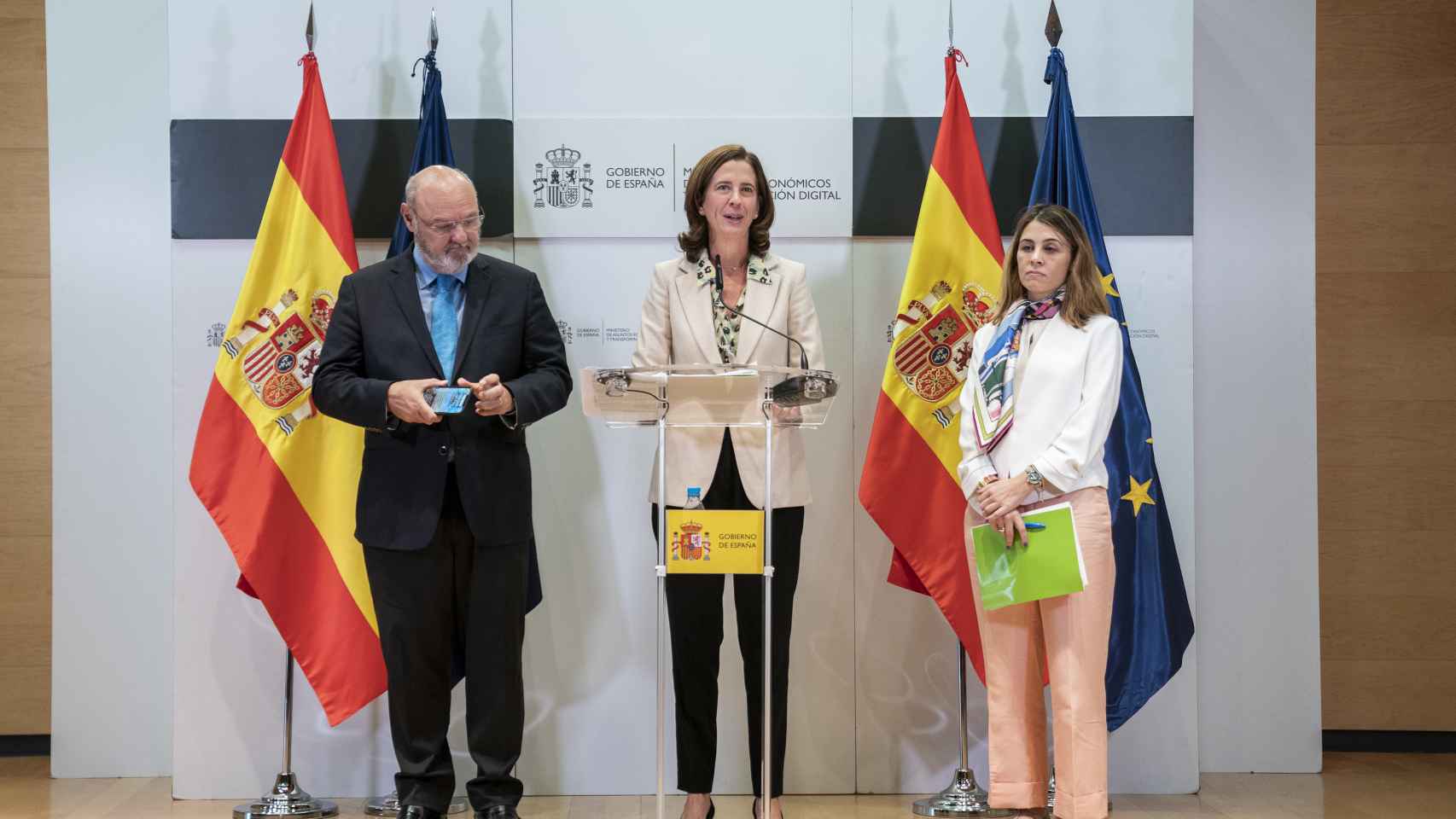 José María Méndez, director general de CECA; Alejandra Kindelán, presidenta de AEB, y Cristina Freijanes, secretaria general de Unacc, en la rueda de prensa posterior a la reunión con la vicepresidenta Nadia Calviño.