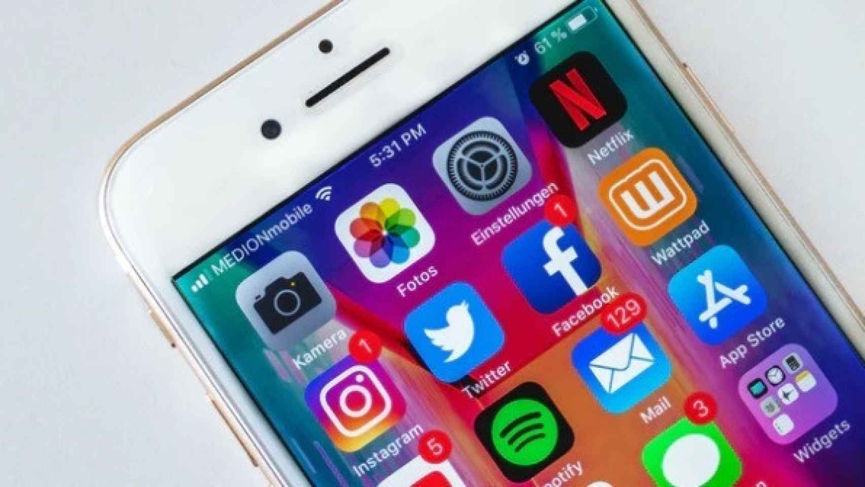 Aplicaciones de Netflix, Spotify, Facebook, Twitter o Instagram, entre otras, en la pantalla de un teléfono móvil.
