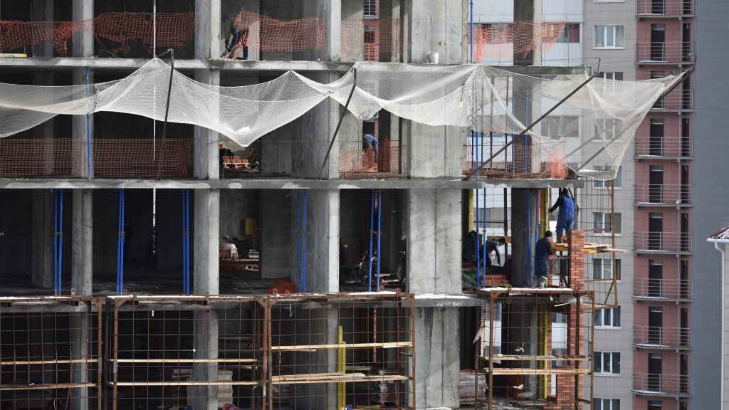 Obreros en la construcción de un edificio de viviendas.