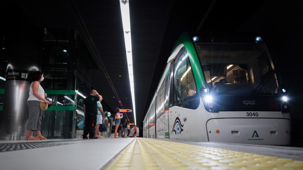 Un grupo de pasajeros entra a uno de los trenes del Metro de Málaga.