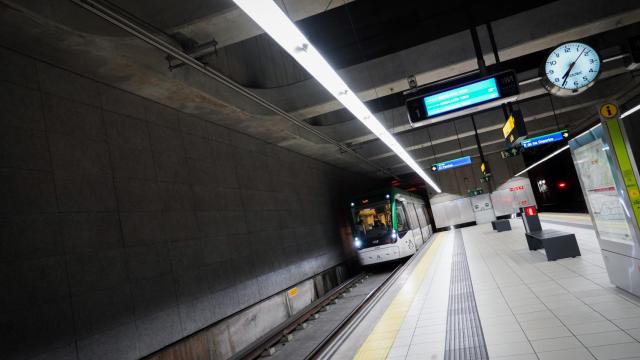 Uno de los trenes del Metro de Málaga, a su llegada a la estación La Isla.