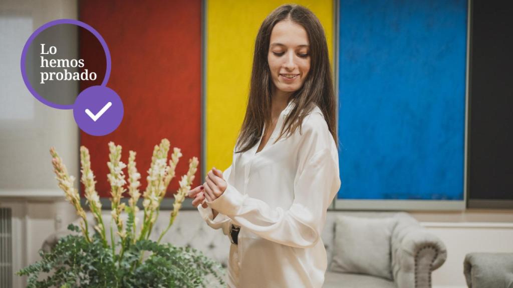 Paloma Garrido, periodista de MagasIN, con la camisa blanca de MIRTO.