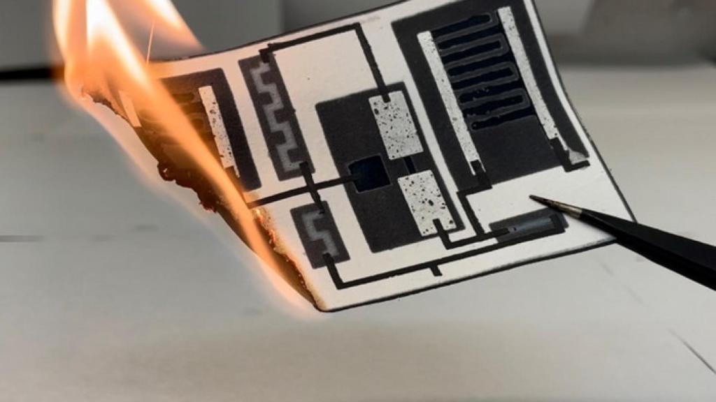 Circuito impreso en papel quemándose