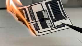Circuito impreso en papel quemándose