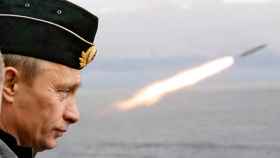 Vladímir Putin observa el lanzamiento de un misil desde el crucero Pyotr Veliky.