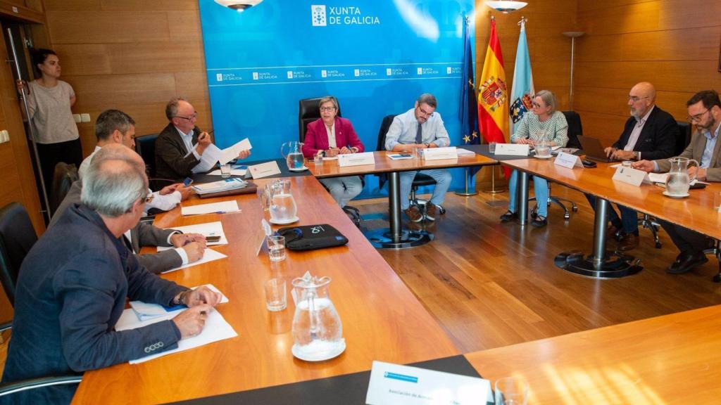 Reunión en la que participan la conselleira do Mar, Rosa Quintana, y el director xeral de Pesca, Acuicultura e Innovación Tecnolóxica, Antonio Basanta.