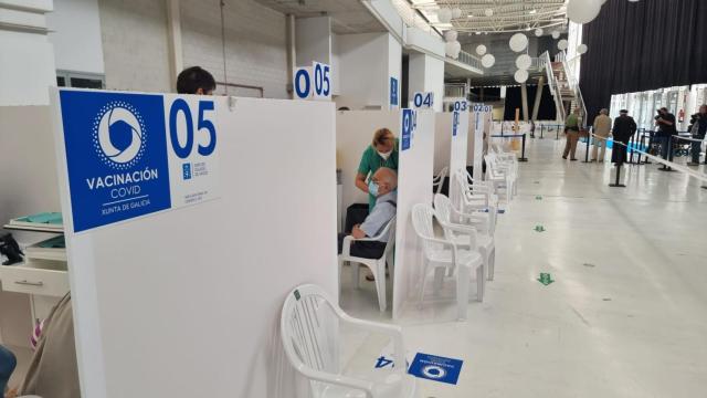 Un hombre recibiendo su dosis el año pasado en Expocoruña