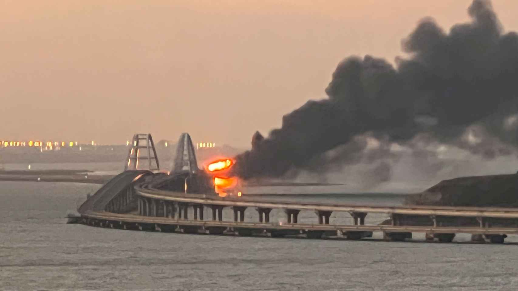 Incendio en un puente que une Rusia con Crimea.