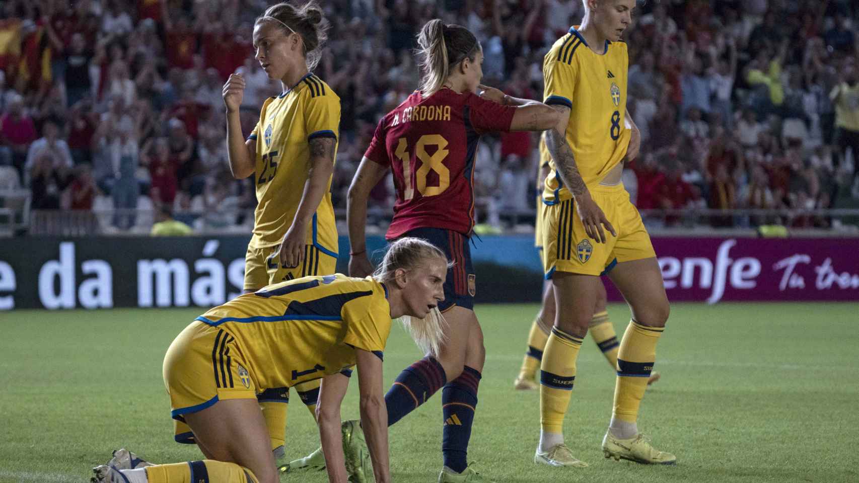 Marta Cardona celebra su gol con la Selección ante Suecia
