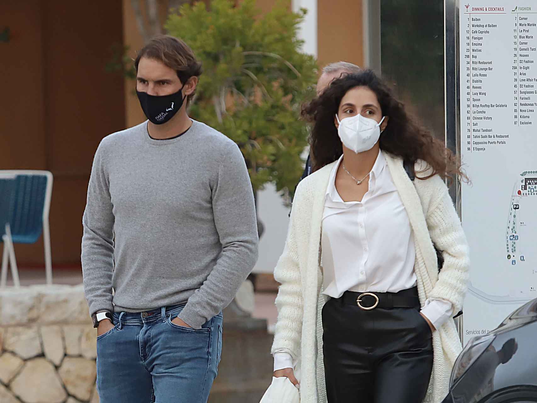 El tenista Rafa Nadal y su mujer Xisca paseando por Palma de Mallorca, en diciembre de 2020.