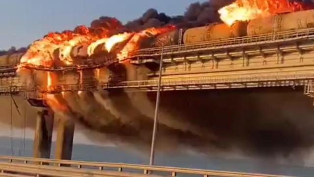 El puente de Kerch en llamas.