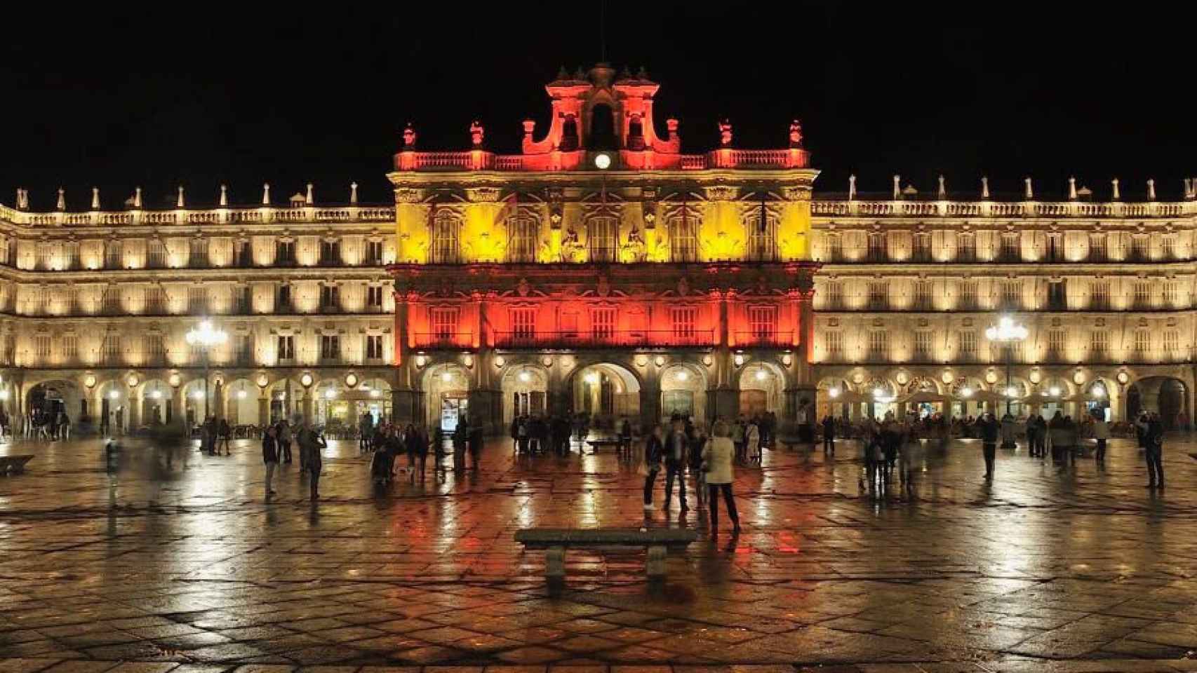 La fachada del Ayuntamiento de Salamanca luciendo la bandera nacional en su fachada