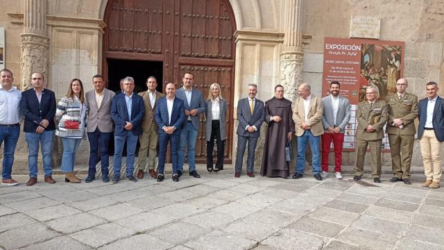 Asistentes a la presentación del catálogo de la exposición sobre Santa Teresa en Alba de Tormes