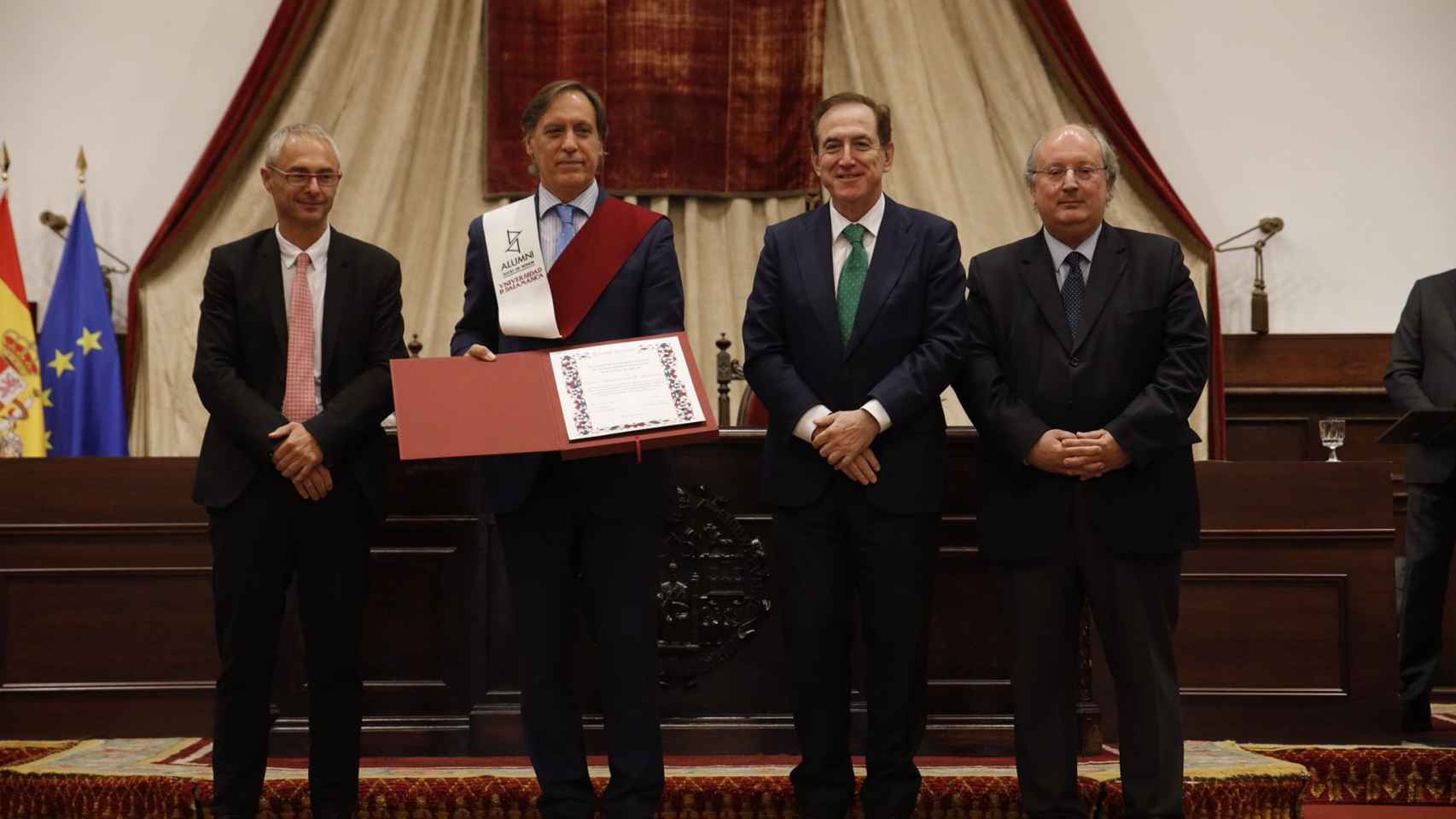 Carbayo en el acto de nombramiento de socio de honor al Ayuntamiento de Salamanca por parte de Alumni-USAL