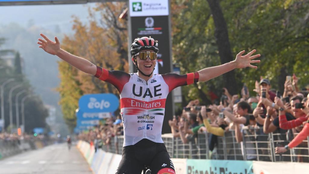 Tadej Pogacar ganando en Como su segundo Il Lombardia