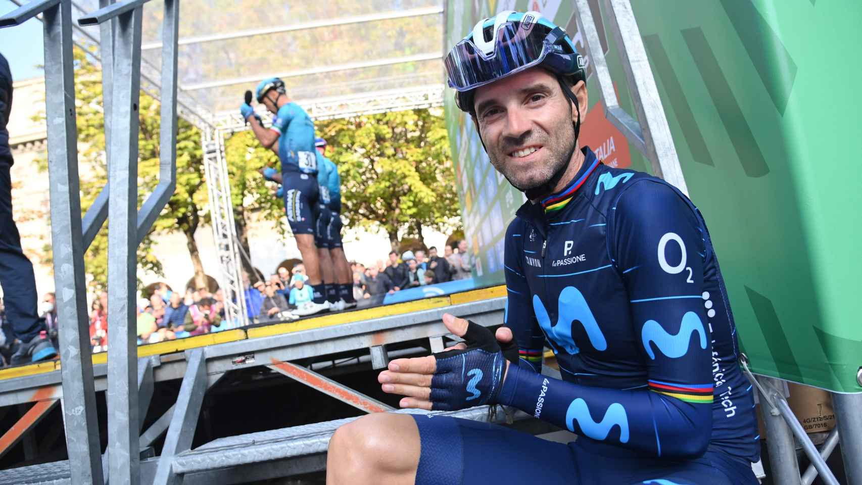 Alejandro Valverde aplaudiendo a Nibali en su despedida