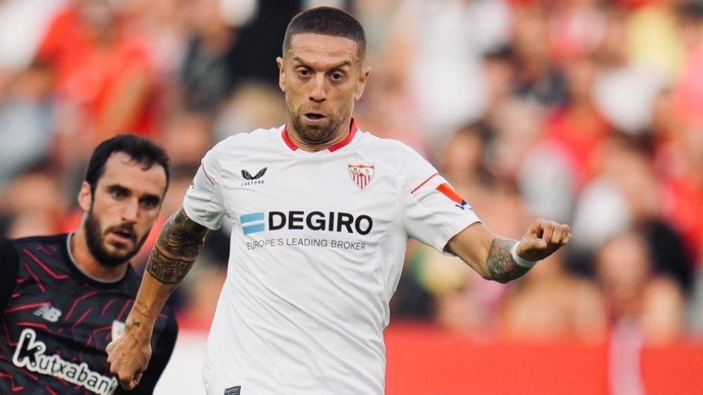 Papu Gómez pelea un balón en el Sevilla - Athletic Club