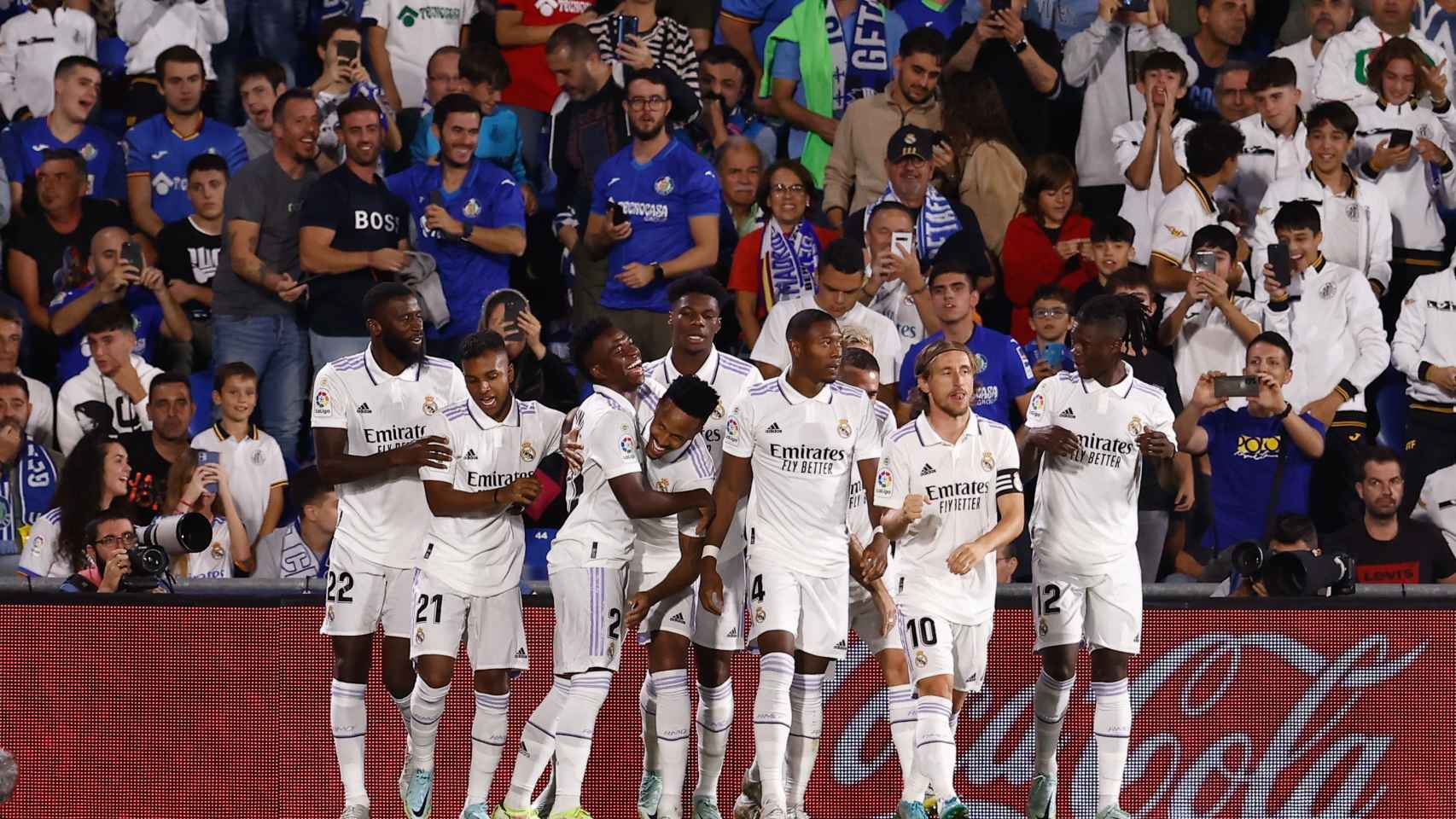 La plantilla del Real Madrid celebra el gol de Militao.