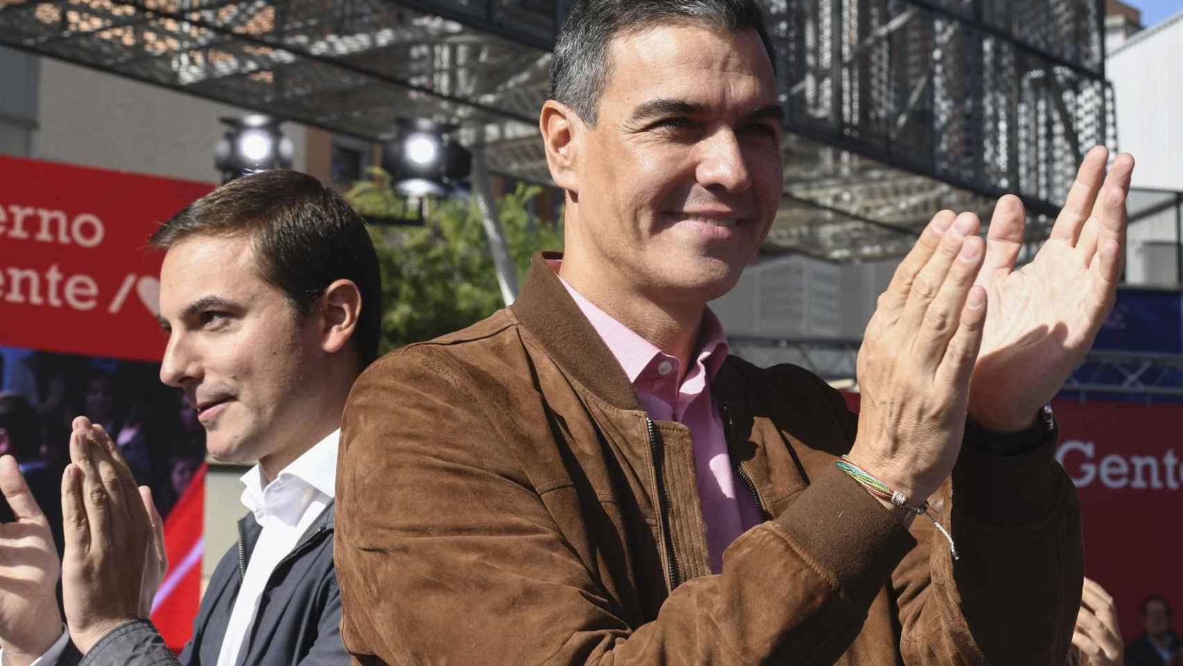 El presidente del Gobierno, Pedro Sánchez, con el candidato socialista a presidir Madrid, Juan Lobato.