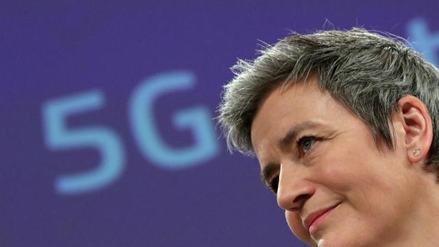 Margrethe Vestager, comisaria europea de Competencia, delante del logo del 5G