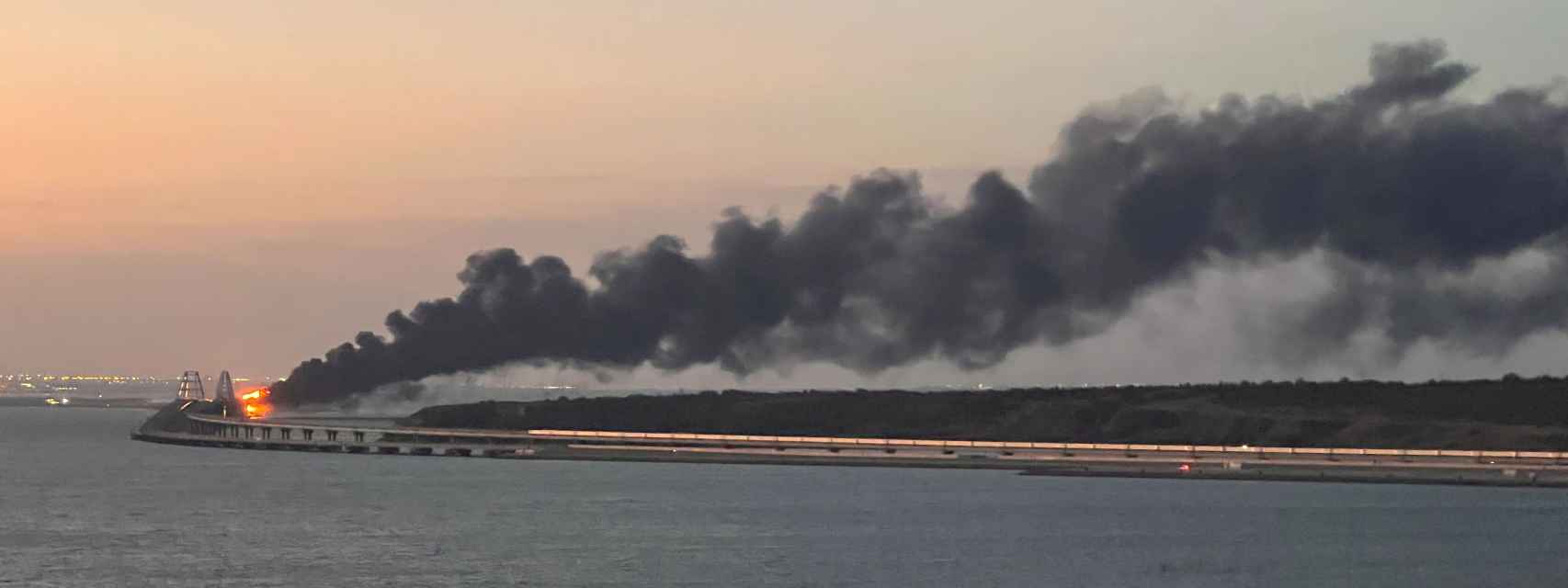 Incendio en un puente que une Rusia con Crimea.