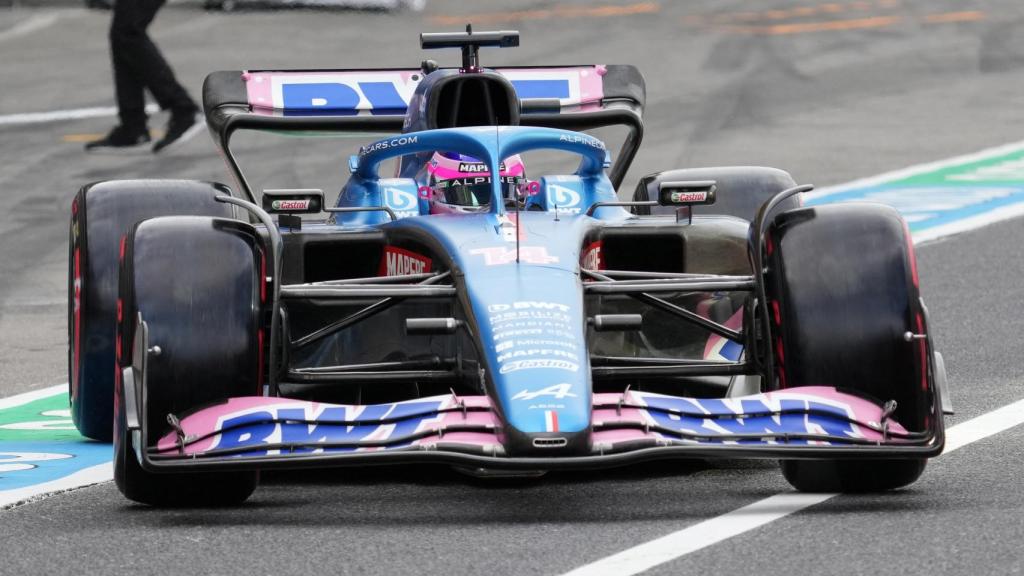 Alonso, saliendo de boxes.