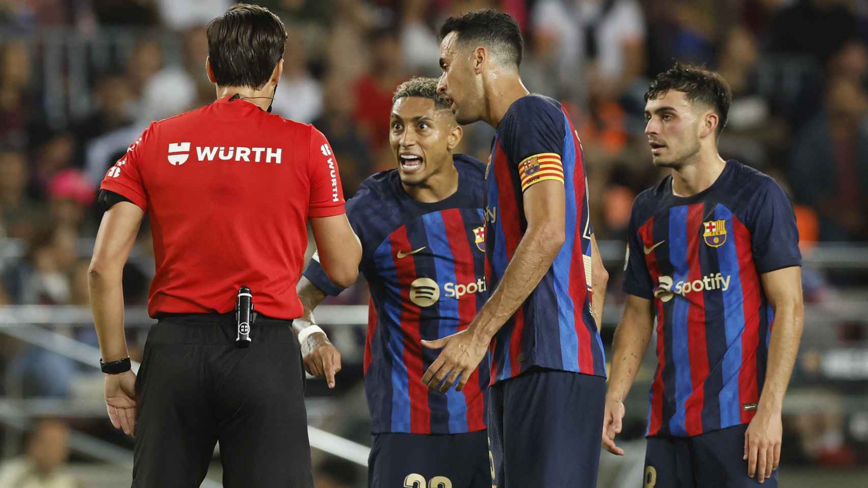 Los jugadores del Barça piden penalti sobre Raphinha