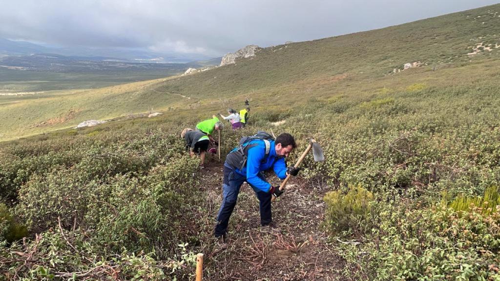 José Luis Escudero en las tareas de recuperación del tradicional sendero que une Bustares y Pradena de Atienza en el Parque Natural de la Sierra Norte