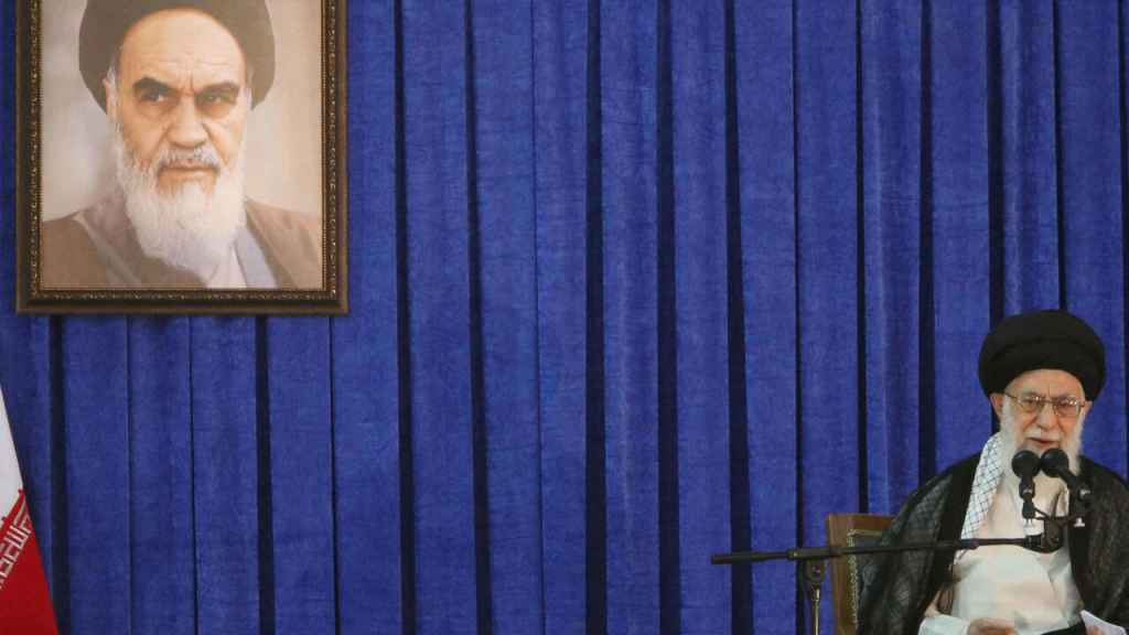 El líder supremo de Irán, el ayatolá Jamenei, junto a un retrato del ayatolá Jomeini.