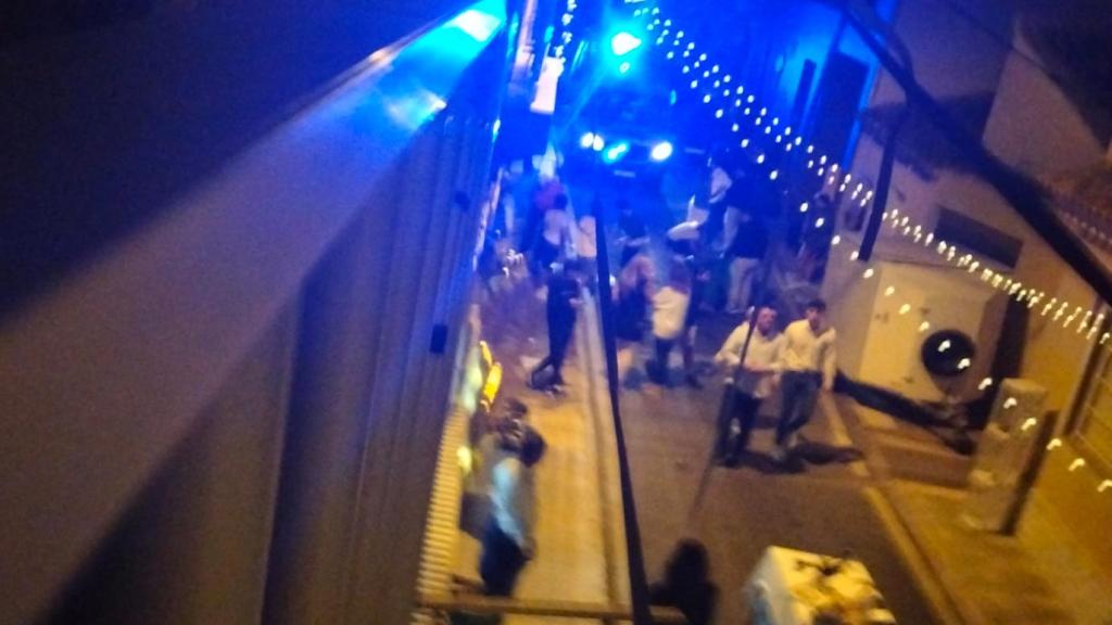 Un vecino de la calle San Antonio, en la pedanía murciana de Lobosillo, fotografió la llegada de la ambulancia al cumpleaños que se celebraba este sábado y donde murió un niño, de 9 años.