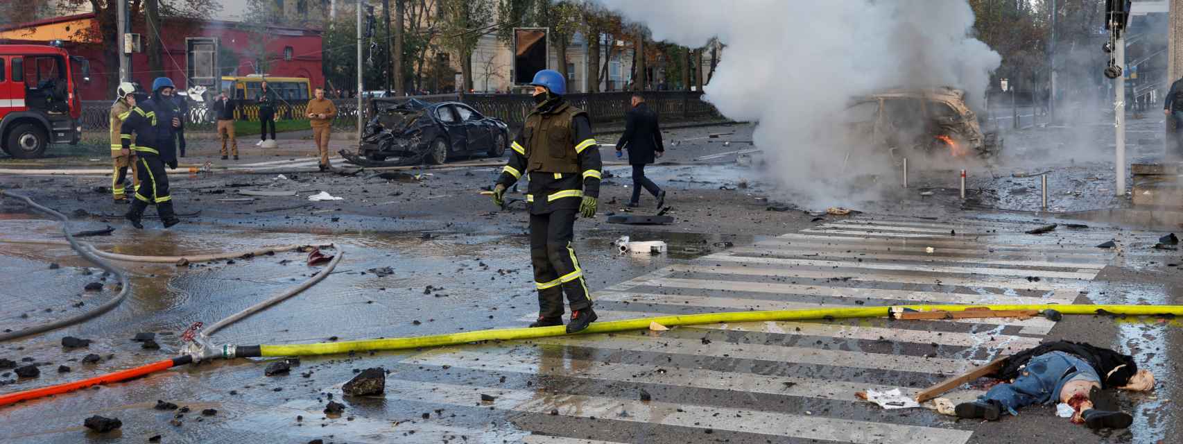 Un cadáver yace en el suelo tras el bombardeo sobre Kiev este lunes.