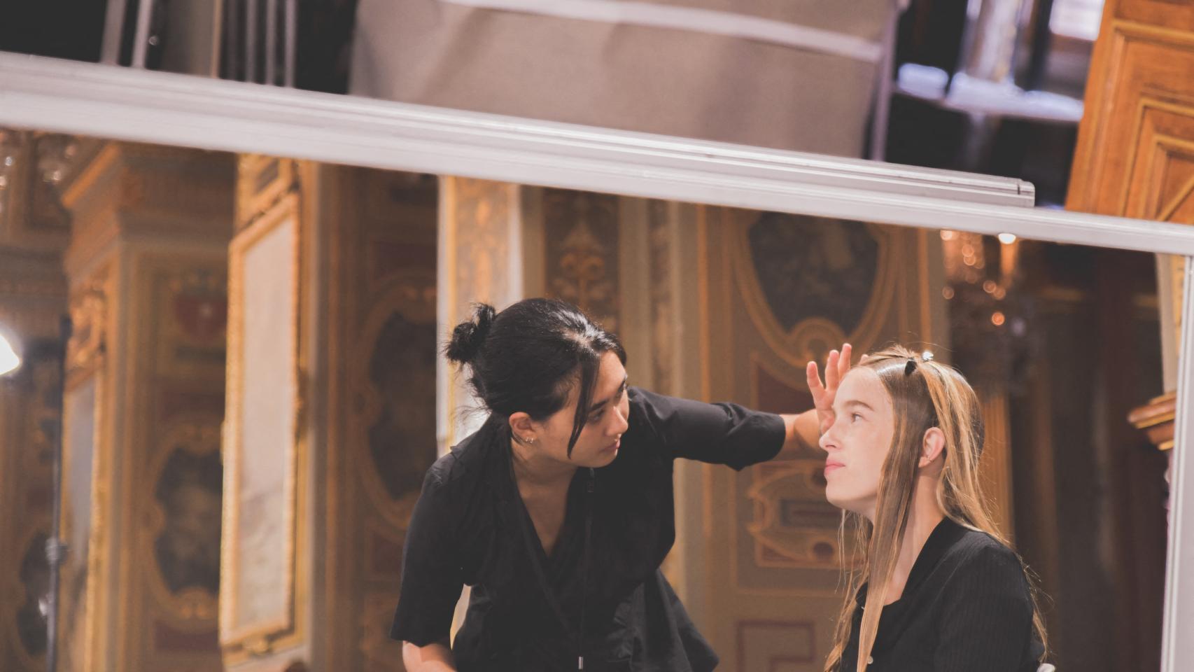 Maquilladora y modelo en el backstage de la Semana de la Moda