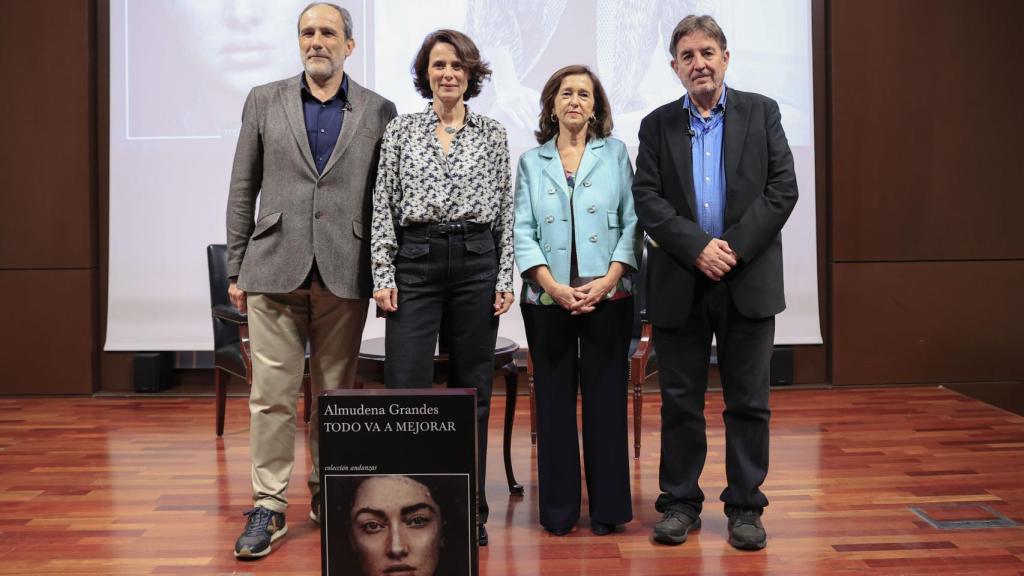 Juan Cerezo, editor de Tusquets; Aitana Sánchez-Gijón, actriz; Ana Santos Aramburo, directora de la Biblioteca Nacional; y Luis García Montero, poeta, director del Instituto Cervantes y viudo de Almudena Grandes