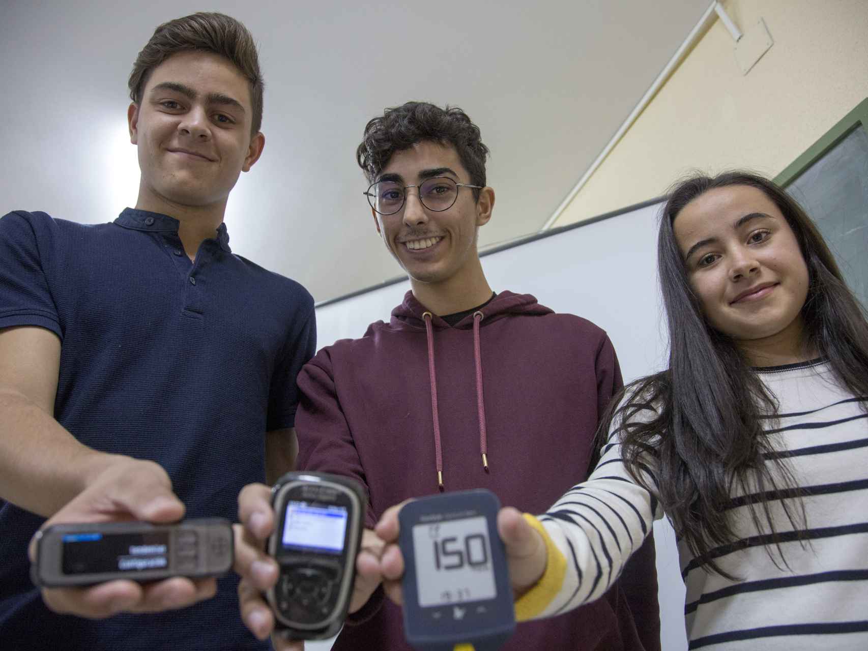 Varios jóvenes muestran los glucómetros con los que diariamente controlan sus glucemias