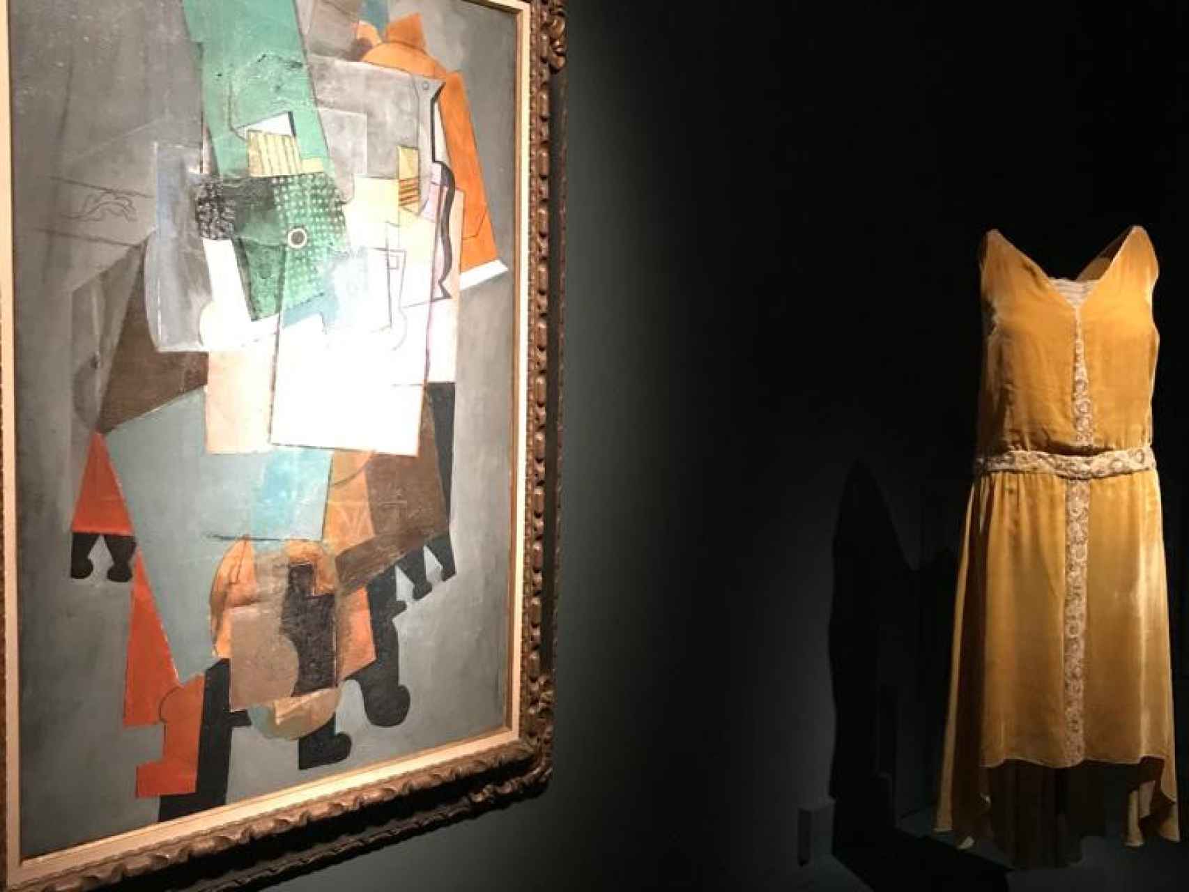 Cuadro 'Instrumentos de música sobre una mesa', de Picasso, 1914. Y vestido de noche en terciopelo, de Chanel, 1927-1928.