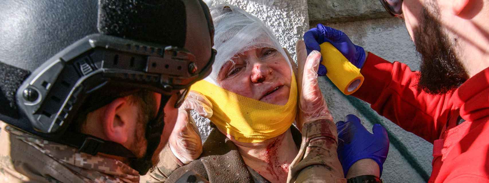 Una mujer herida por los bombardeos rusos de este lunes en Kiev está siendo atendida por médicos.
