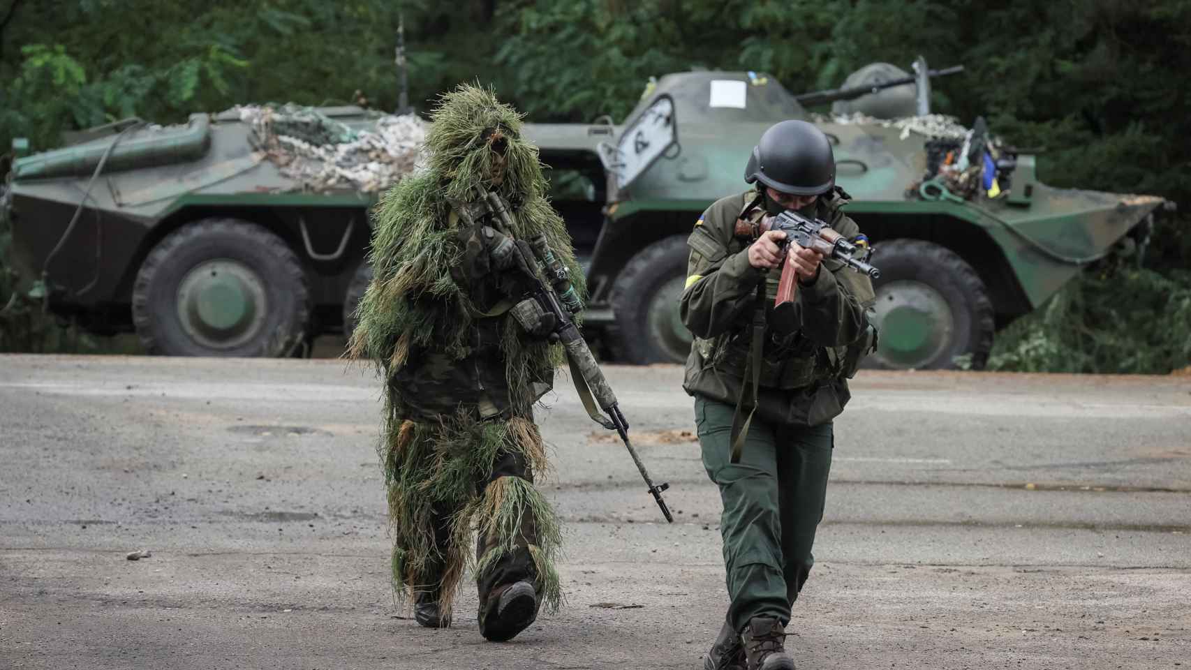 Militares ucranianos asisten a simulacros conjuntos en la frontera con Bielorrusia.