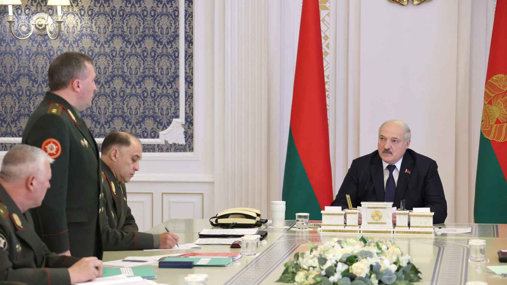 El presidente bielorruso Lukashenko preside una reunión en Minsk.
