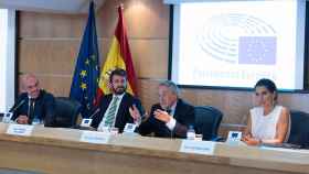 El vicepresidente de la Junta, Juan García-Gallardo, flanqueado por los eurodiputados de Vox Hermann Tertsch y Jorge Buxadé y por la diputada madrileña Rocío Monasterio, este lunes.