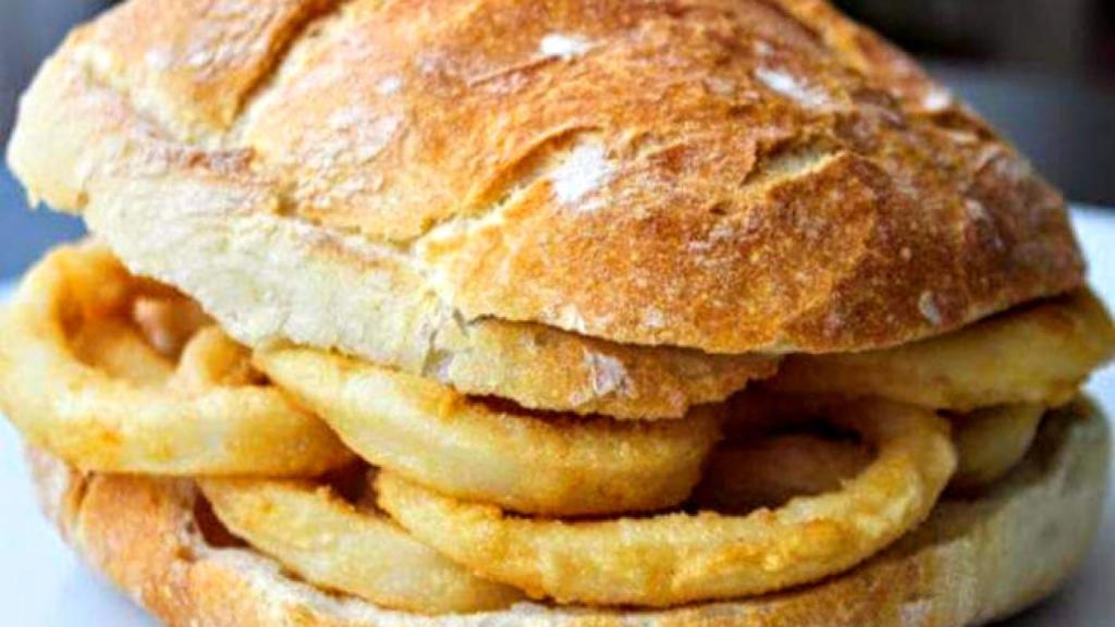 El bocadillo de calamares se elabora con pan y harinas rebozadas, que tienen un alto índice glucémico.