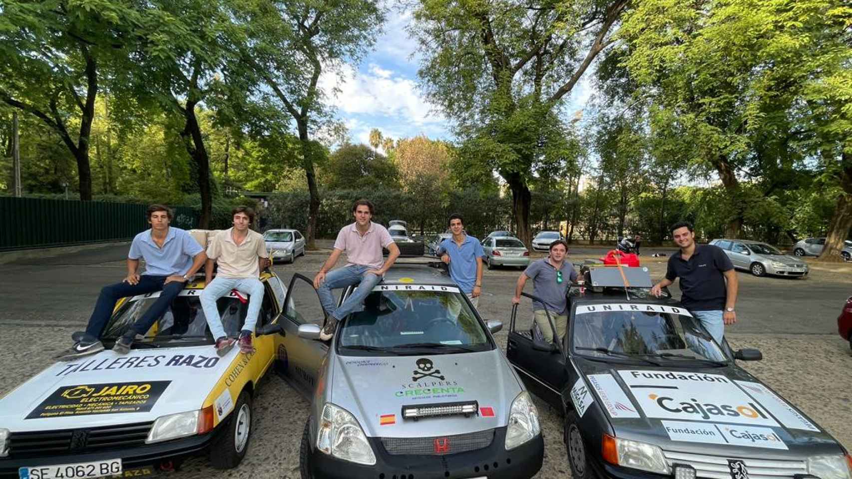 El equipo Samarah y el Laguna Team, junto a La Estrella Fundación Cajasol Rally Team en Sevilla.