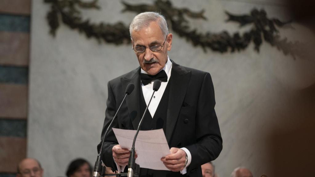 El científico José María Bermídez de Castro leyendo su disurso de ingreso en la RAE. Foto: RAE